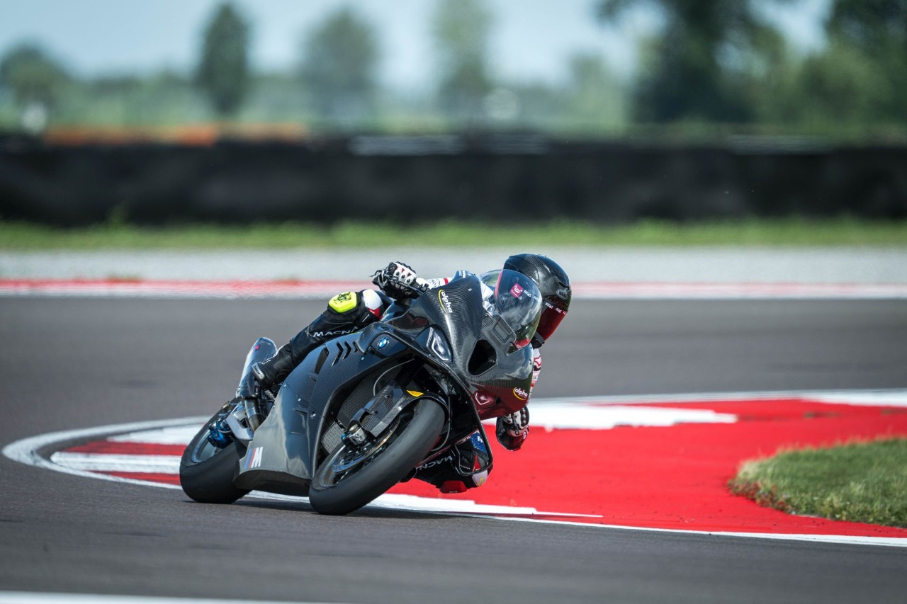 DueruoteTG #238 - Abbiamo guidato in pista la BMW che corre in SBK! 